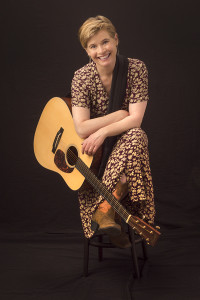 Louise-Mintun-smiling-with-her-guitar